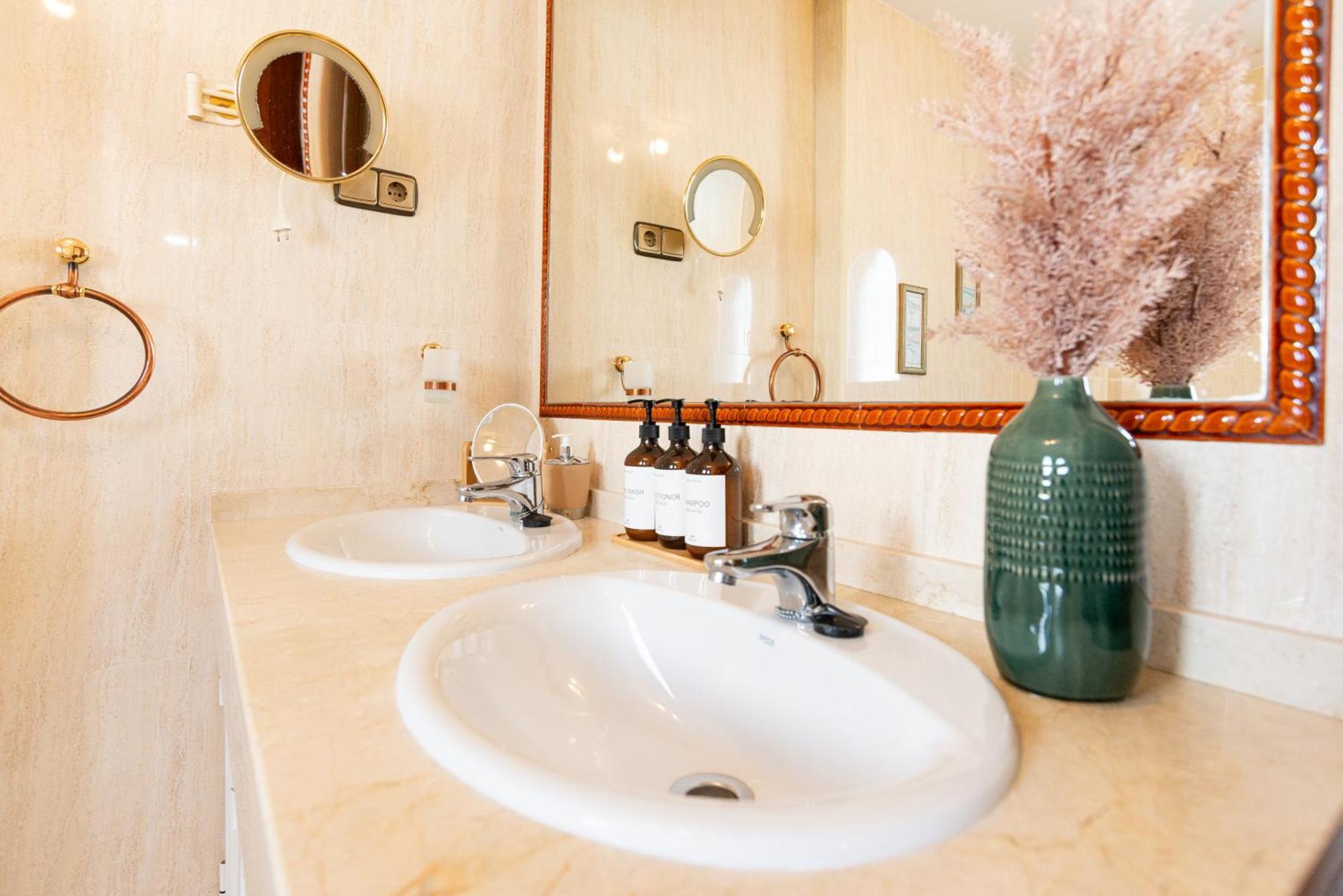 Villa Valentina - Renovated On Los Alamos Beach Torremolinos Bagian luar foto