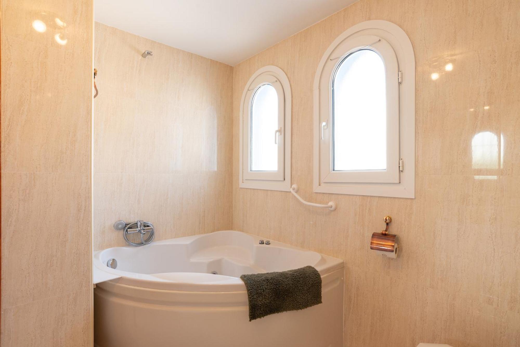 Villa Valentina - Renovated On Los Alamos Beach Torremolinos Bagian luar foto